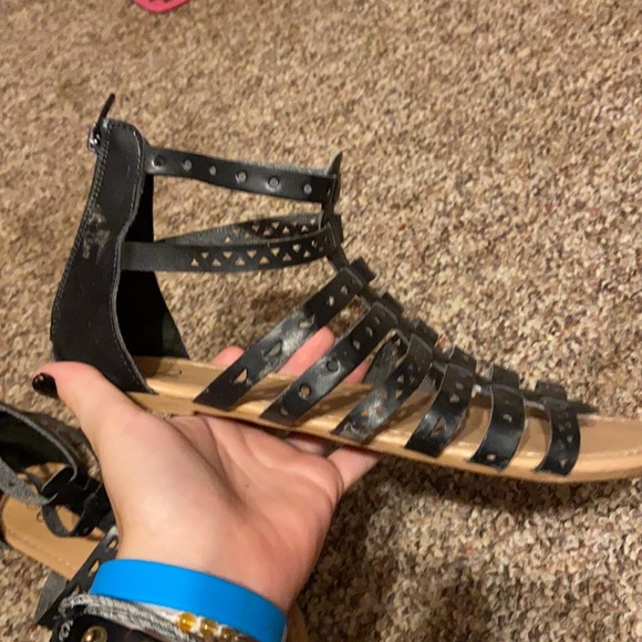 Lace shoes with designs on the laces. - Picture 2 of 2